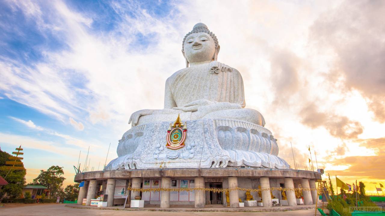 Большая тая. Большой Будда Пхукета. Храм Будды Пхукет. Храм большого Будды в Тайланде. Храм Биг Будда на Пхукете.