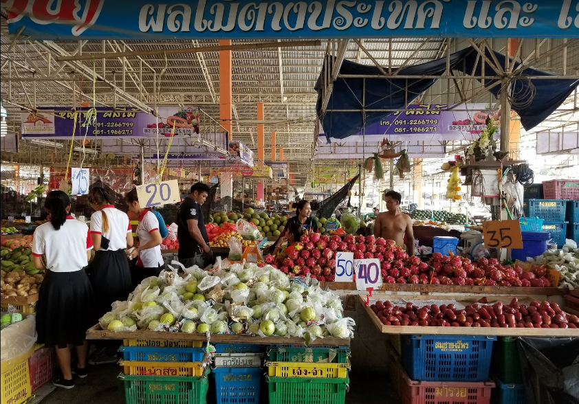 Фруктовый рынок Ratanakorn Market (у Колизея)